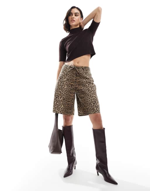 ONLY – Leopardmönstrad jeansshorts i lång modell med knytband
