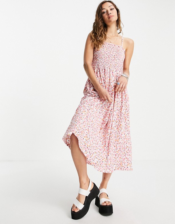  Seksowny Only – Letnia sukienka midi z marszczeniem i drobnym kwiatowym wzorem RÓżowy w kwiaty