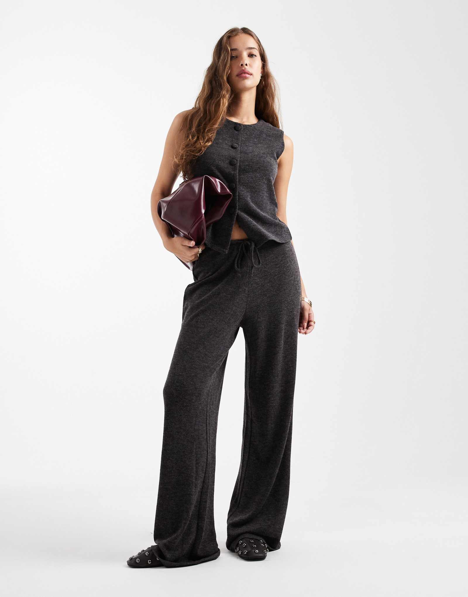 ТОЛЬКО легкие трикотажные брюки темно-серого цвета - часть комплекта