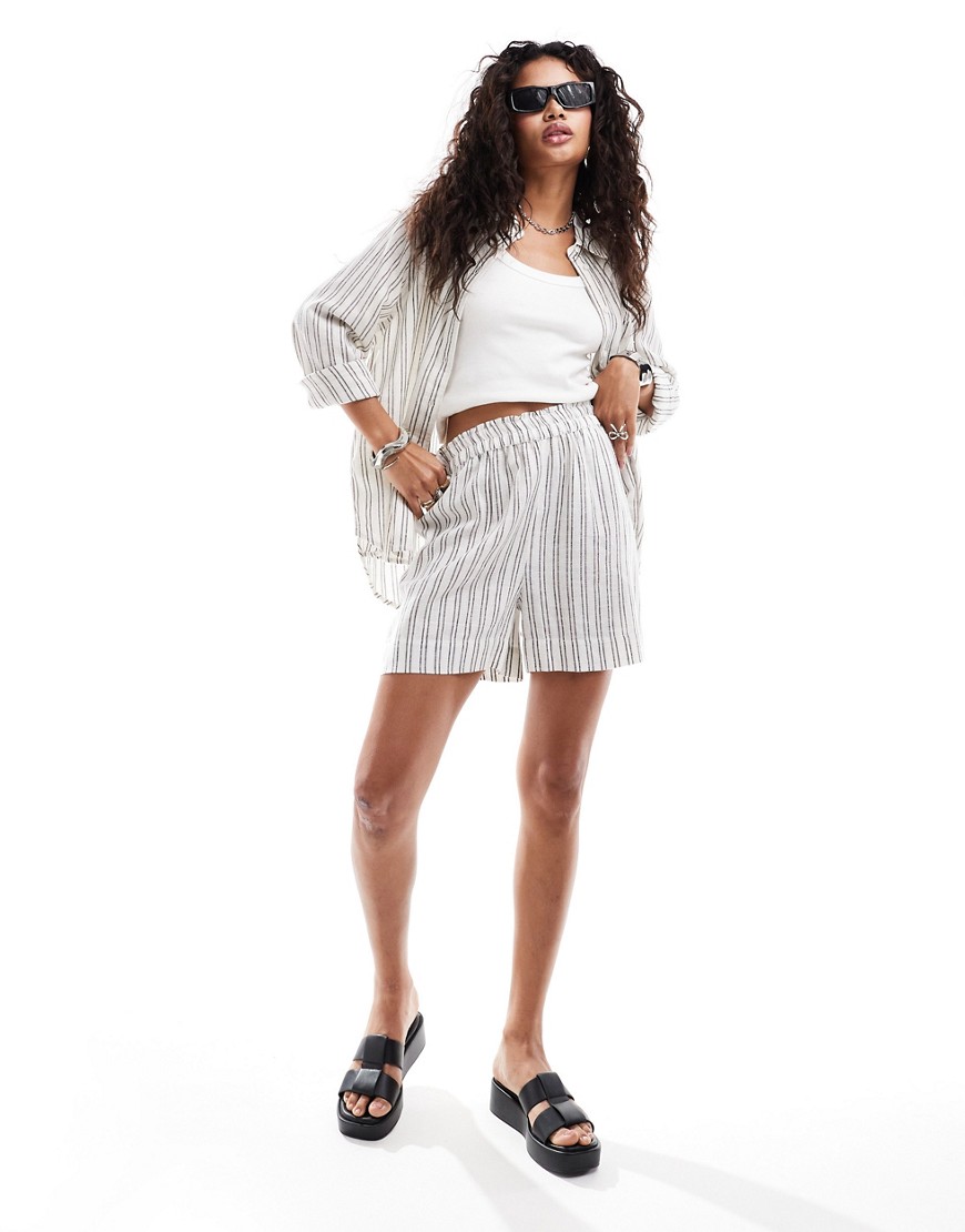Only Linen Mix Pull On Shorts In White With Gray Stripe - Part Of A Set-multi
