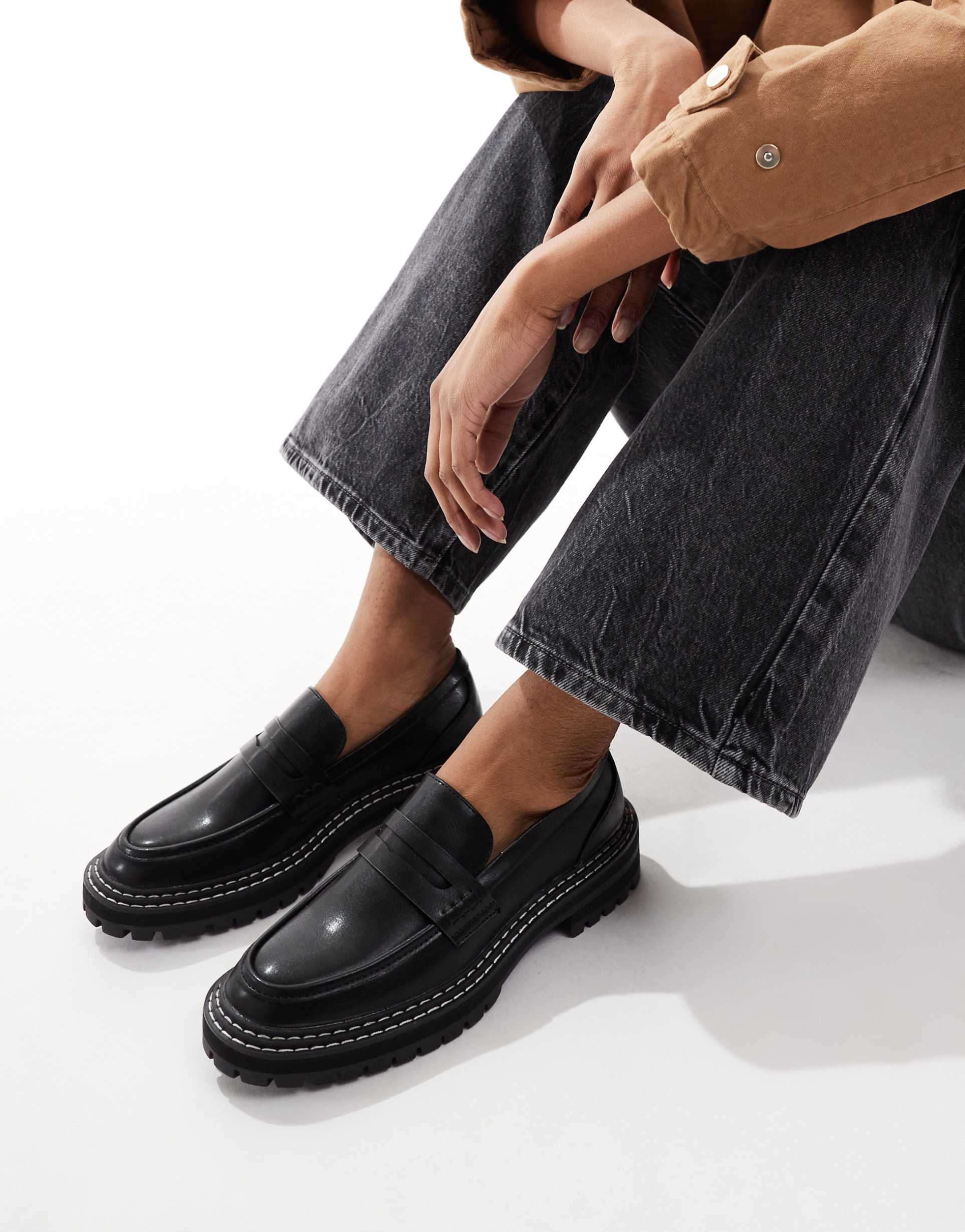 only loafer with contrast stitching in black