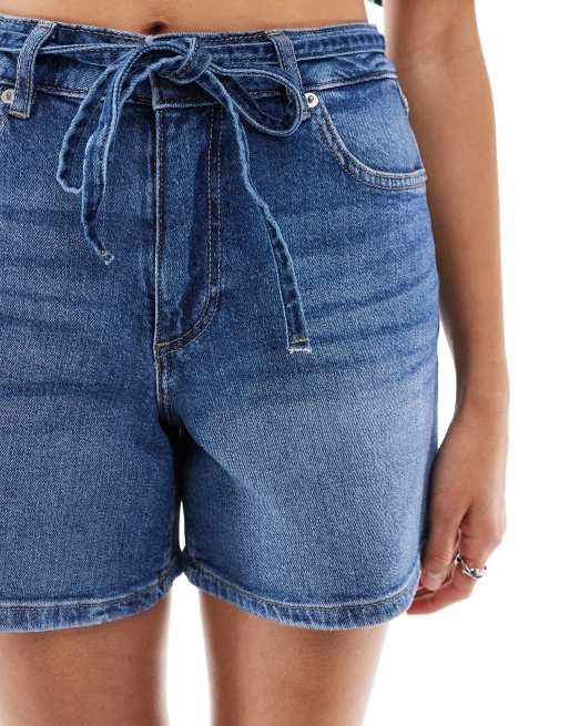 ONLY – Locker geschnittene Jeansshorts in verwaschenem Mittelblau mit Bindedetail, 4 von 5
