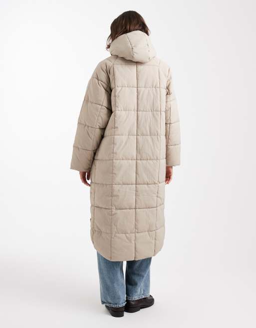 ONLY – Longline-Steppmantel mit integriertem Schal in Steinbeige, 4 von 4