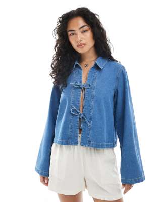 ONLY - Lyseblå skjortejakke med bindebånd foran i denim - view 1