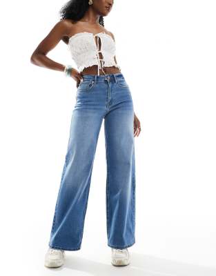 ONLY - Madison - Jeans in Mittelblau mit hohem Bund und weitem Bein