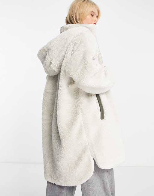 manteau blanc duveteux