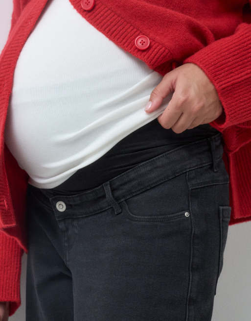 ONLY Maternity barrel leg jeans in black denim, 2 of 5
