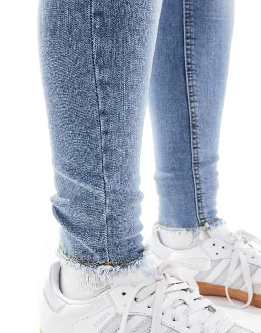 Only Maternity – Blush – Niebieskie obcisłe jeansy z postrzępionym dołem , 2 z 5
