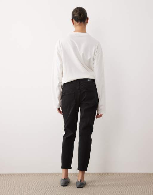 Only Maternity – Czarne jeansy mom fit z podwyższonym stanem i efektem sprania, 2 z 5