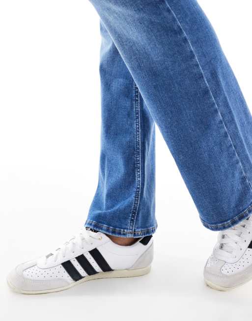ONLY Maternity – Mellanblå, utsvängda jeans, 2 av 5