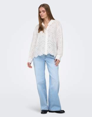ONLY Maternity - Wide-Fit-Umstandsjeans in Hellblau