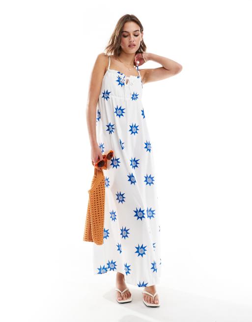 ONLY – Maxi-Trägerkleid in Weiß mit Raffung an der Brustpartie und Wirbel-Sternen-Print 