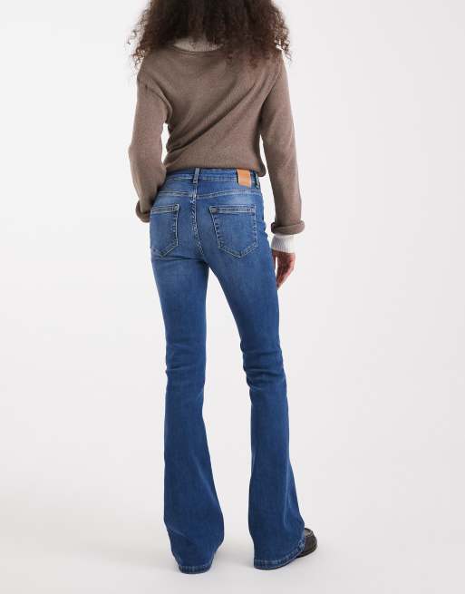 ONLY – Mellanblå, utsvängda jeans, 2 av 5