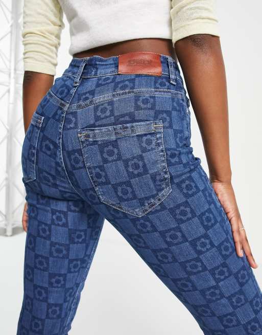 Only mid waist 70s floral checkerboard flared jeans in blue, 4 of 4