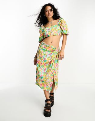 Only - Midi-Sarong-Rock mit buntem Blumenmuster und geknoteter Vorderseite, Kombiteil