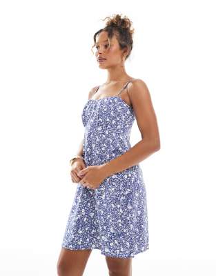 ONLY - Mini-Trägerkleid in Blau mit Blümchenmuster