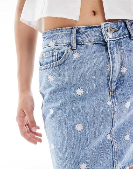 ONLY - Minigonna in denim azzurra con margherite ricamate, 5 di 5