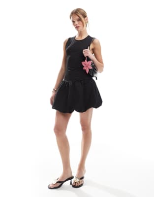 ONLY - Minikleid in Schwarz mit Ballonsaum und Rückenausschnitt