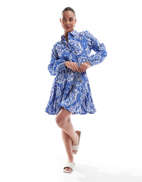 ONLY – Minikleid mit blauem Fliesenmuster, abfallendem Saum und Taillenband - view 1