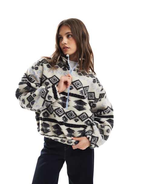 ONLY – Oberteil aus Teddy-Fleece in Beige mit Aztekenmuster - view 1