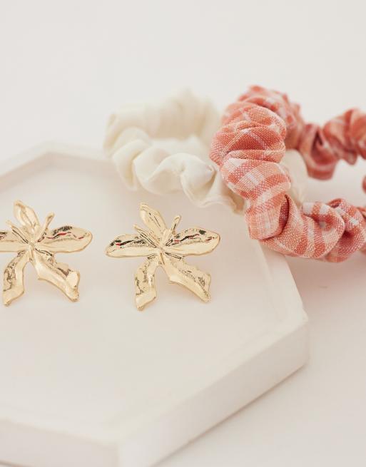 ONLY – Ohrringe in Gold mit tropischem Blumen-Design, 2 von 4
