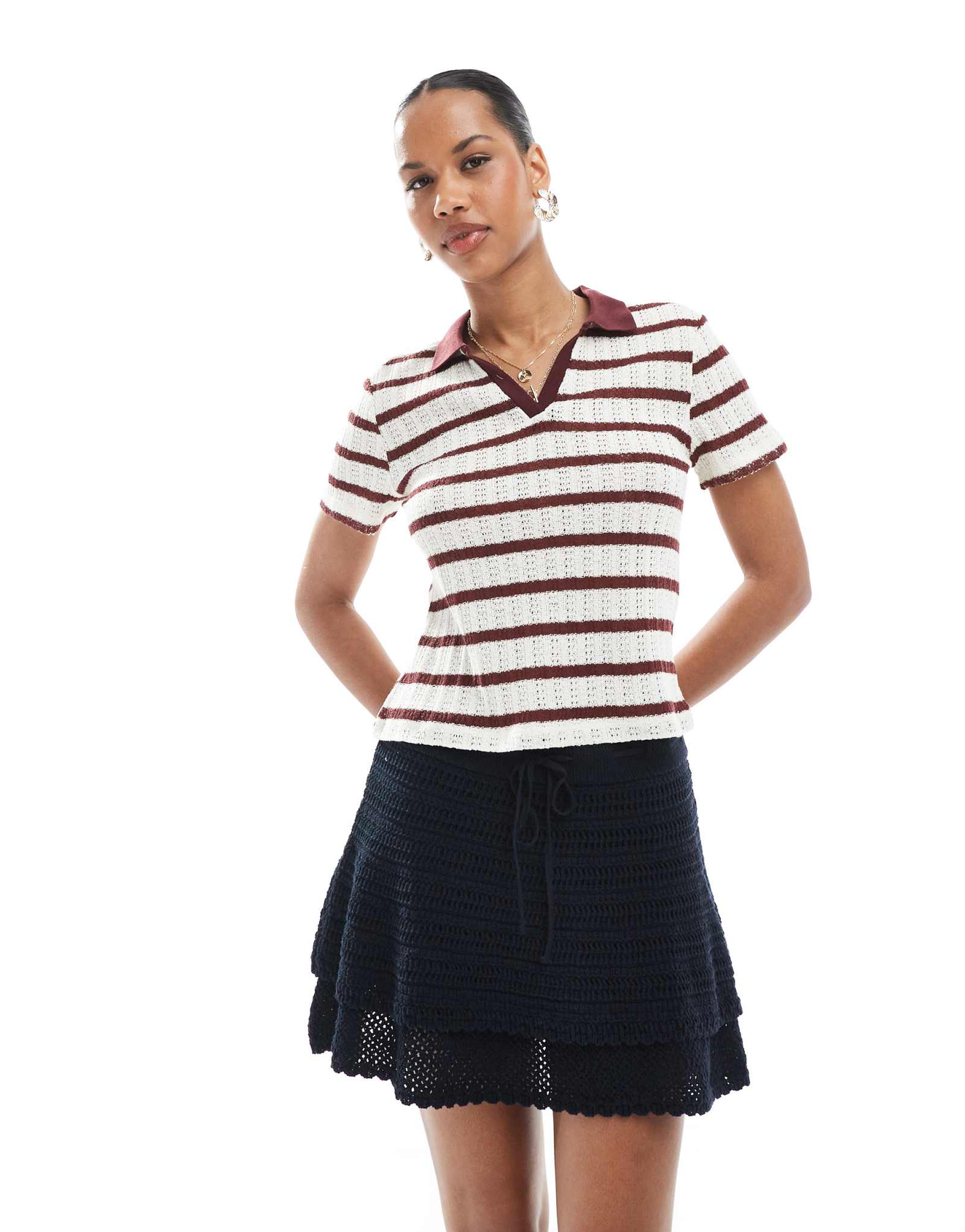 ТОЛЬКО открытое трикотажное поло в бежевую и бордовую полоску