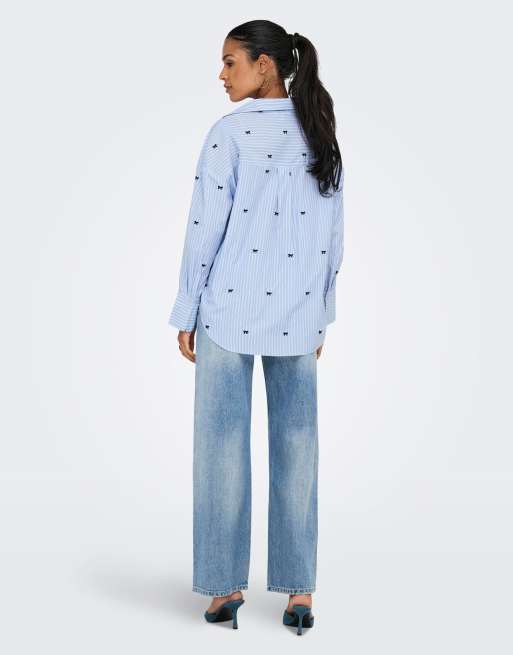 ONLY Oregon gestreept oversized overhemd met overhemdkraag, lange mouwen en borduursel in blauw, 2 van 7