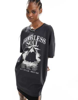 Thumbnail - ONLY - Oversize-T-Shirt in verwaschenem Schwarz mit „Fearless Soul"-Grafikprint