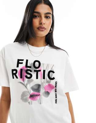 Only - Oversize-T-Shirt in Weiß mit Blumen-Grafikprint