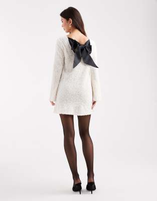 ONLY - Pailletten-Minikleid in Weiß mit Rückenschleife