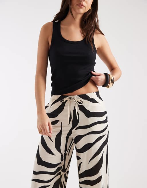 ONLY - Pantalon ample à enfiler avec imprimé fleuri - Noir, 2 de 5