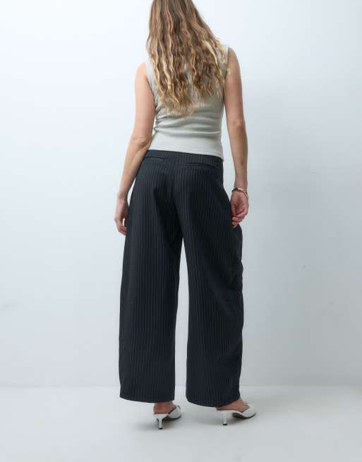 ONLY pantalon taille haute à coupe barrel à plis en rayure fine noire, 3 de 5