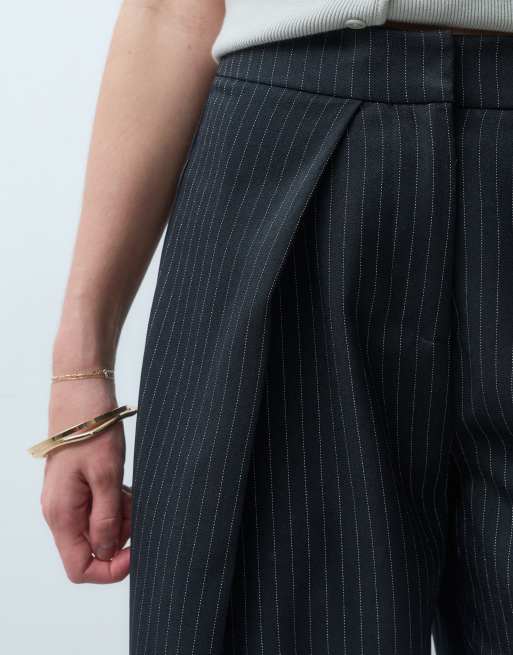 ONLY pantalon taille haute à coupe barrel à plis en rayure fine noire, 4 de 5