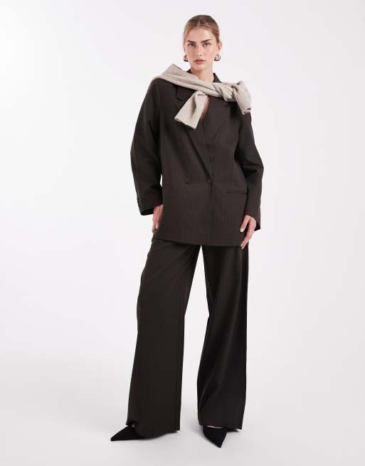 ONLY - Pantaloni sartoriali a fondo ampio e vita bassa marroni con motivo gessato in coordinato