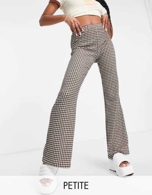 Only Petite – Ausgestellte Hose mit Vichy-Karos in Braun