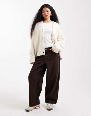 ONLY Petite - Barrel-Leg-Jeans in Braun mit hohem Bund-Brown