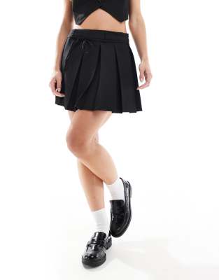 Only Petite – Czarna plisowana spódnica mini z wiązaniem w talii - view 1