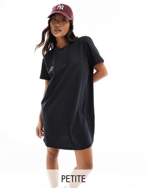Only Petite – Czarna sukienka T-shirtowa 