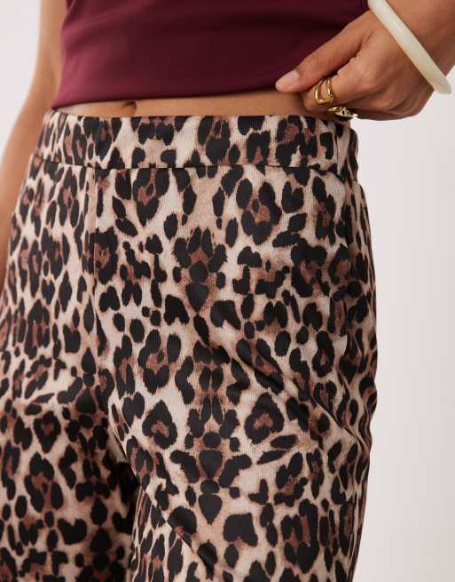 ONLY Petite - Geribbelde flare-broek in luipaardprint, 2 van 5