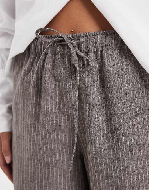 ONLY Petite – Grå, kritstrecksrandiga byxor med vida ben, 2 av 5