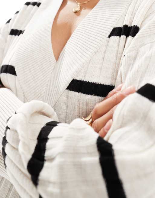 ONLY Petite – Gräddvit och svartrandig, stickad midaxiklänning med v-ringning  , 3 av 4