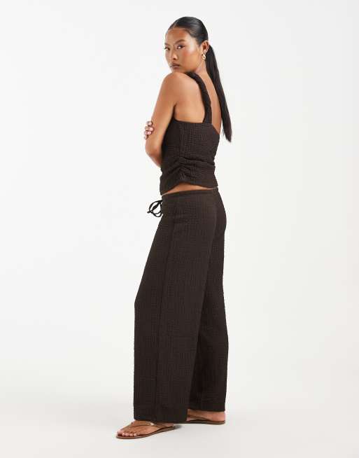 ONLY Petite hoch geschnittene Hose mit Crinkle-Struktur als Kombiteil in Dunkelbraun, 2 von 5