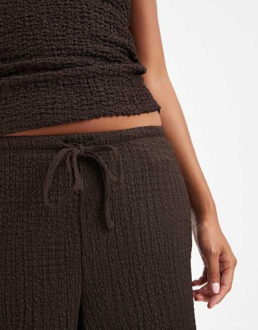 ONLY Petite hoch geschnittene Hose mit Crinkle-Struktur als Kombiteil in Dunkelbraun, 4 von 5