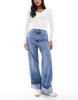 ONLY Petite - Hope - Jeans in Mittelblau mit hohem Bund, weitem Bein und umgeschlagenem Saum