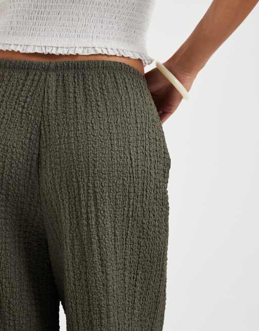 ONLY Petite – Hose in Olivgrün mit Knitterstruktur und hohem Bund, 5 von 5
