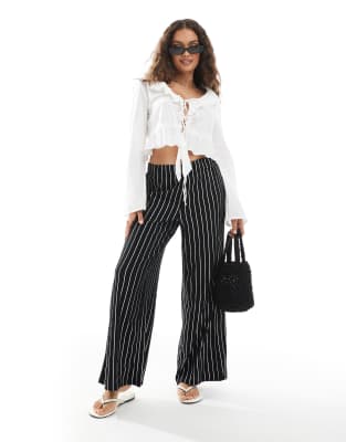 ONLY Petite - Hose in Schwarz gestreift mit Struktur und weitem Bein