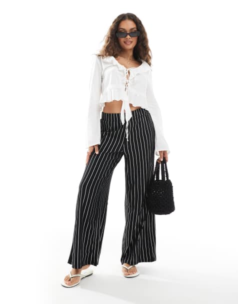 ONLY Petite – Hose in Schwarz gestreift mit Struktur und weitem Bein - view 1