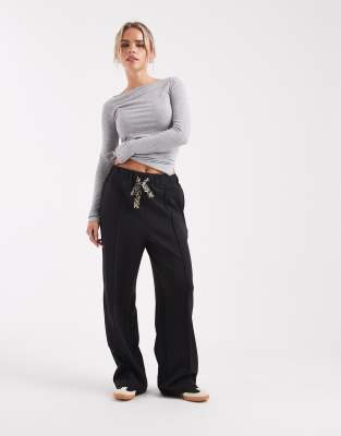 ONLY Petite - Hose in Schwarz mit Schleifendetail und Leopardenmuster