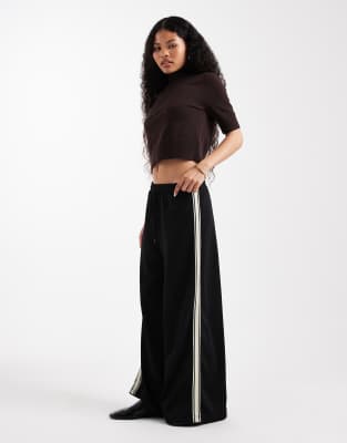 ONLY Petite - Hose in Schwarz mit weitem Schnitt und Seitenstreifen-Brown
