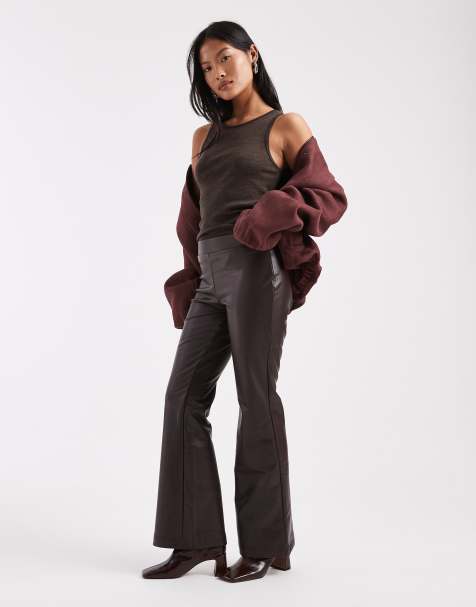 ONLY - Petite - Imitatieleren flared broek in bruin - view 1